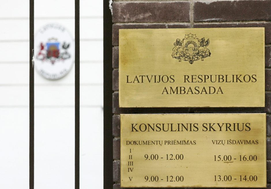 Neblaiviems jaunuoliams užkliuvo Latvijos ambasados apsaugos postas