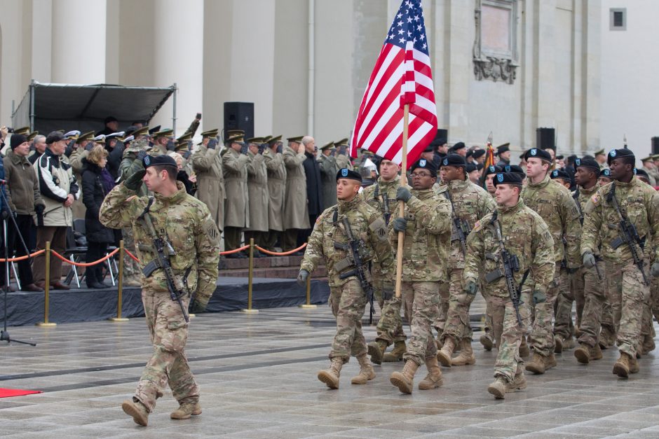Lietuva su JAV dėl karių statuso tikisi susitarti iki D. Trumpo inauguracijos