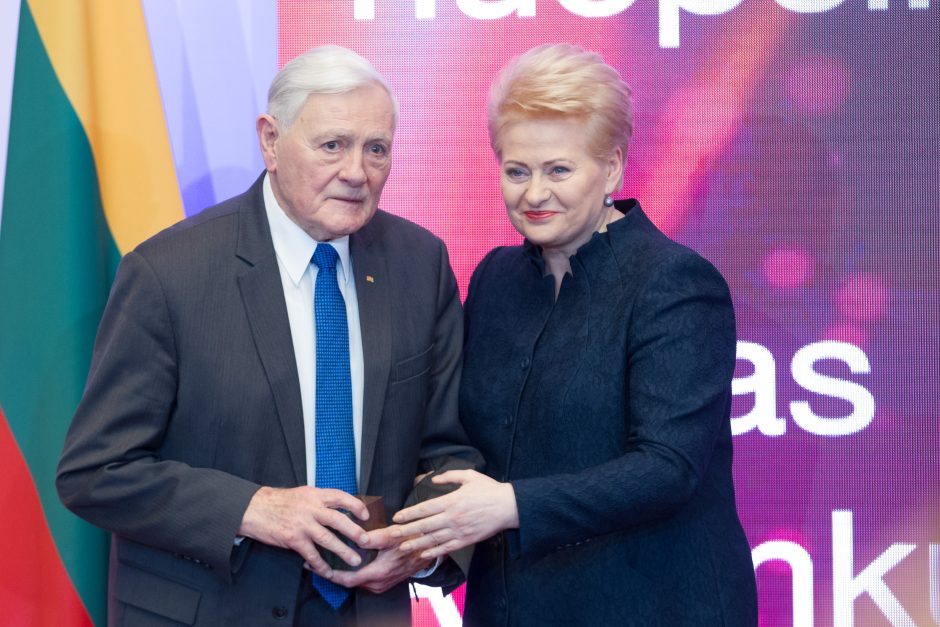 Favoritai nesikeičia: mėgstamiausi politikai – V. Adamkus ir D. Grybauskaitė