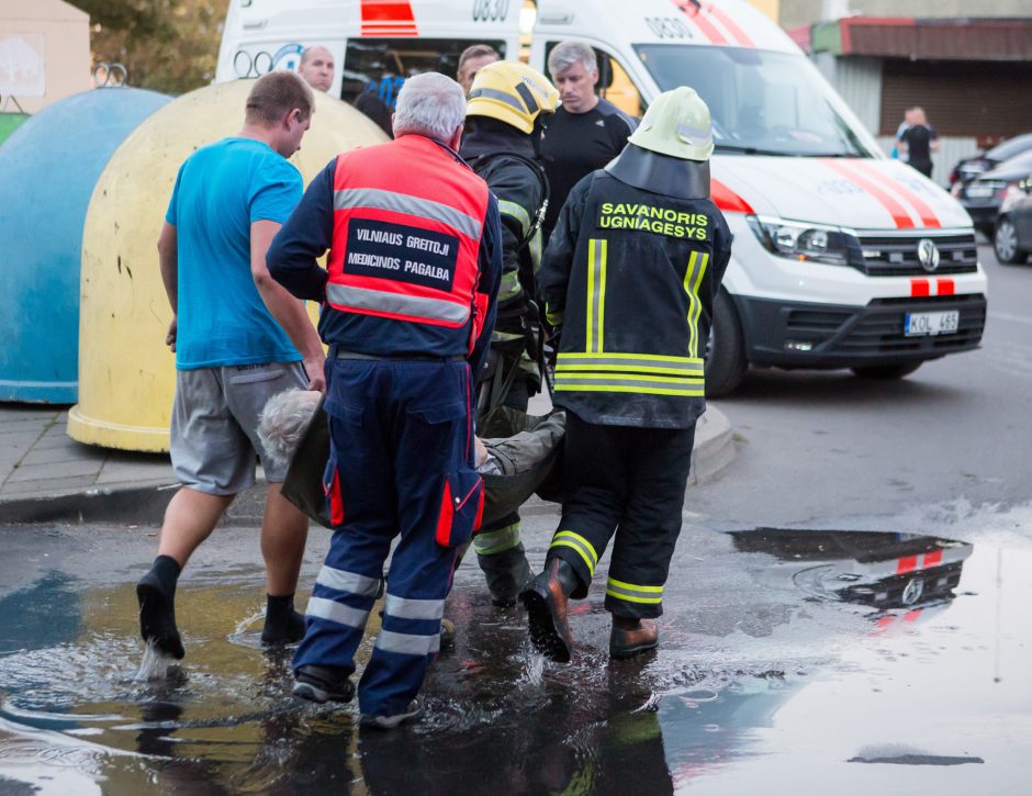 Vilniečio pietūs baigėsi ligoninėje: iš uždūminto buto vadavo ugniagesiai