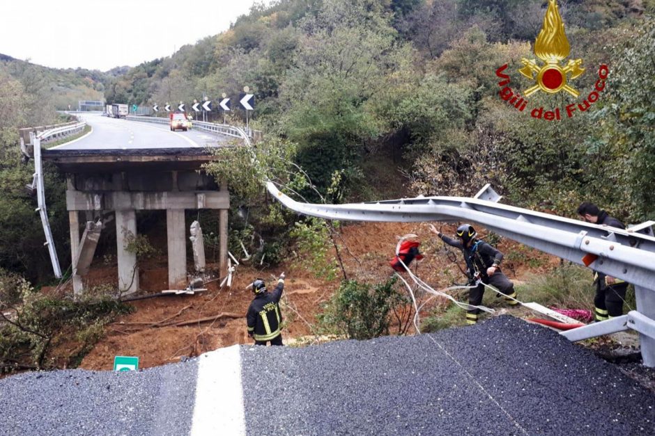 Per potvynius Prancūzijoje žuvo du žmonės, Italijoje sugriuvo greitkelis