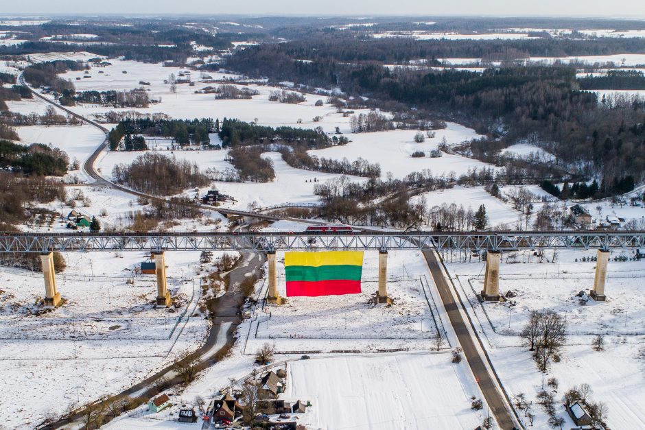 „Lietuvos geležinkeliai“ vėl išradingai sveikina Lietuvą