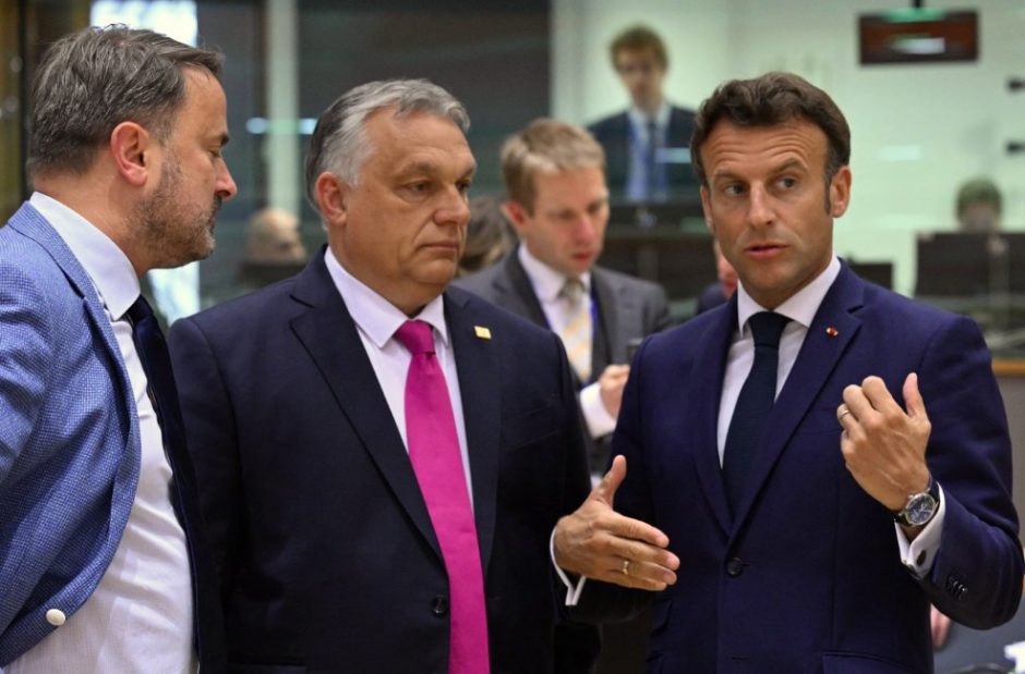 Vengrija sutiko: ES lyderiai sutarė uždrausti kone visą rusiškos naftos importą