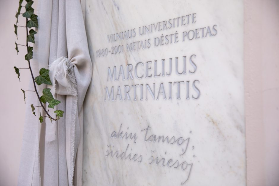 VU M. K. Sarbievijaus kieme atidengta atminimo lenta poetui M. Martinaičiui