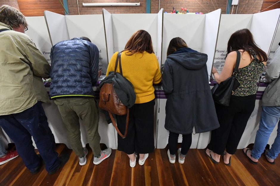 Australijoje – įtempti rinkimai: kandidatai apmėtyti kiaušiniais