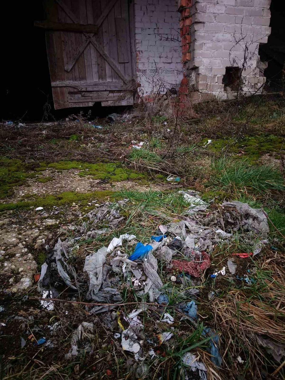 Gavo skundą: apleistoje kiaulidėje prie Vilniaus rado nelegalų plastiko sandėlį