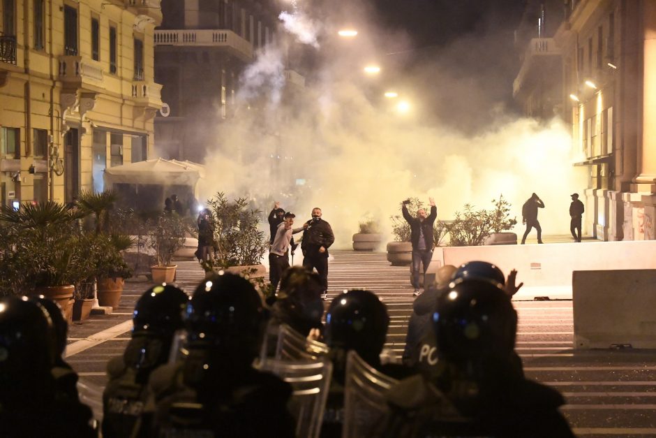 Italijoje protesto akcija prieš ribojimus virto susirėmimais su policija