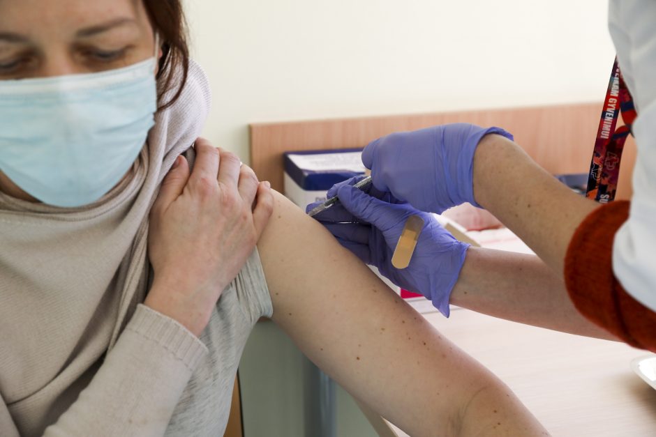 Lenkija pailgins laiką tarp pirmosios ir antrosios vakcinos dozių