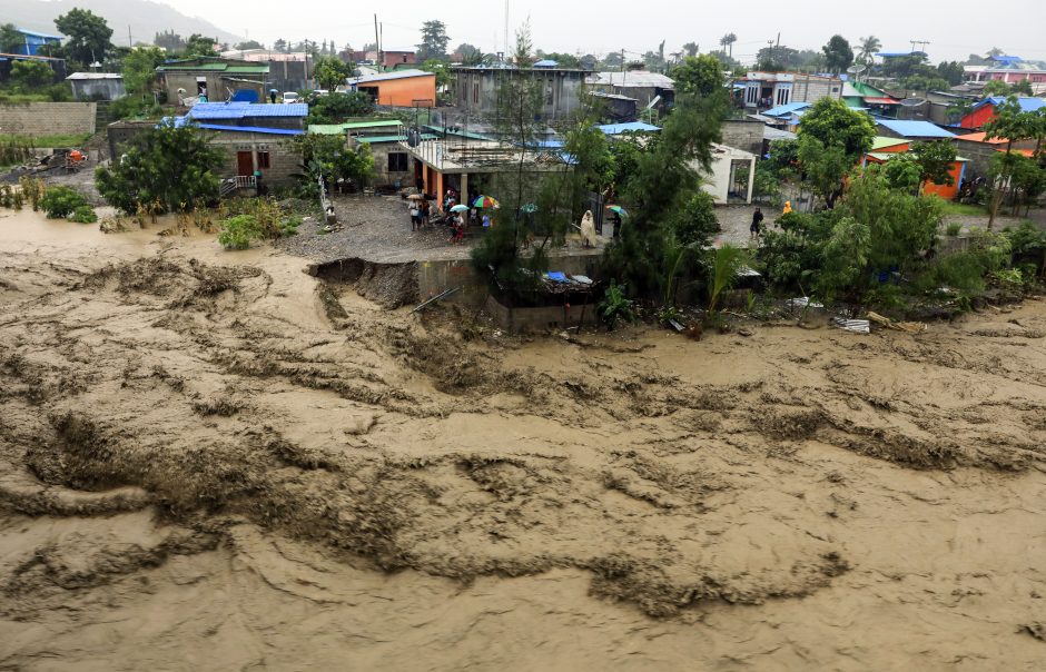 Per potvynius Indonezijoje ir Rytų Timore žuvo mažiausiai 75 žmonės