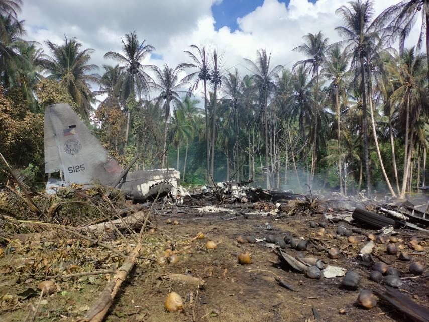 Filipinuose sudužo kariuomenės lėktuvas: žuvo 45 žmonės, 50 išgelbėta