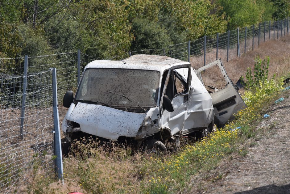 Trys neteisėti migrantai žuvo Austrijoje apvirtus juos vežusiam autobusui