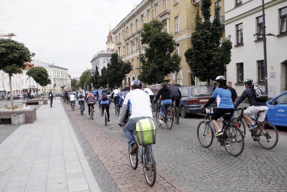 Dviratininkams šviesiuoju paros metu leis važiuoti be liemenių?