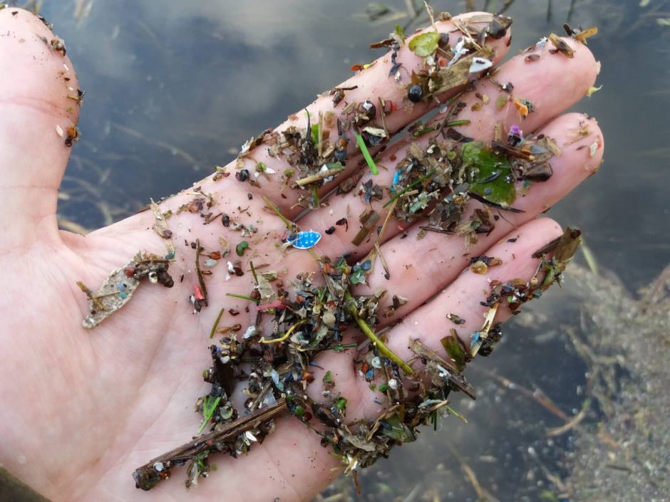 Žalieji reikalauja surinkti į Nerį patekusį plastiką