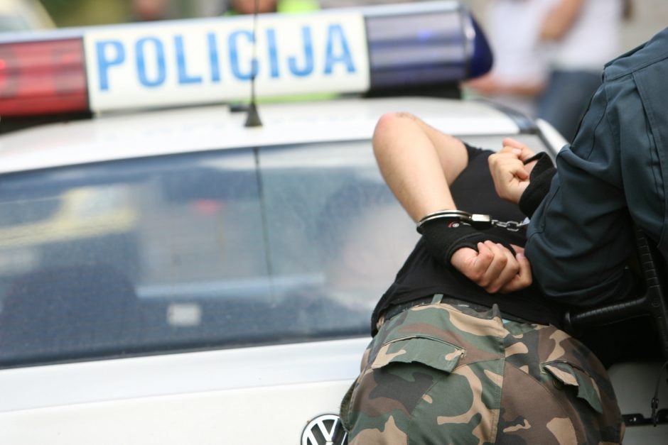 Policijos pareigūnai žaibiškai sulaikė vyrą, ketinusį pasisavinti automobilio katalizatorių