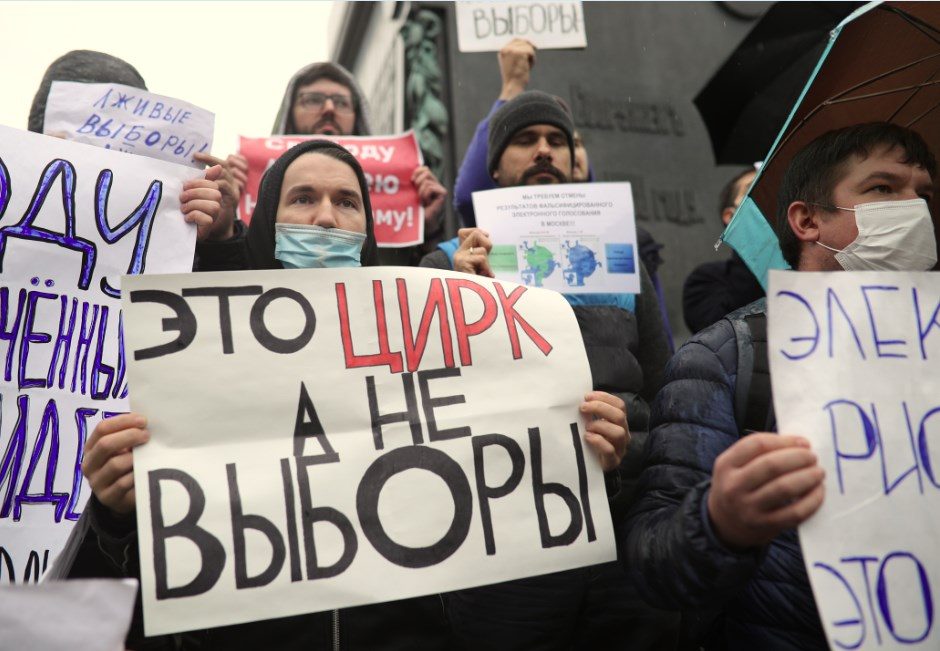 Maskvoje šimtai žmonių protestavo prieš parlamento rinkimų rezultatus