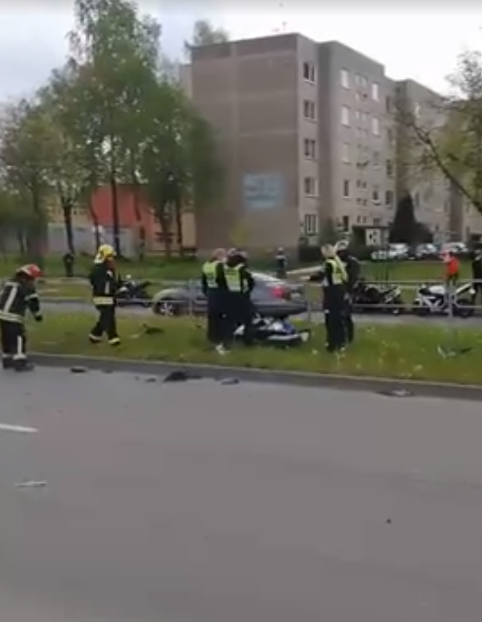 „Volvo“ taranavęs motociklininkas skubiai išvežtas į Kauno klinikas