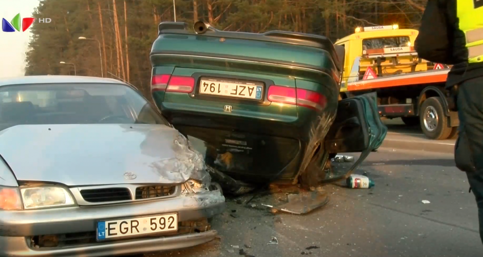 Vilniuje – avarija kaip filme: skraiduolis su honda vertėsi ant stogo