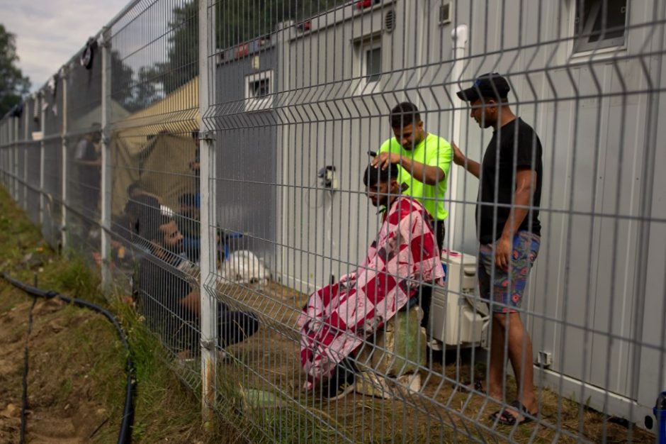 Pasieniečiai ieško galinčiųjų išnuomoti konteinerinius namelius migrantams