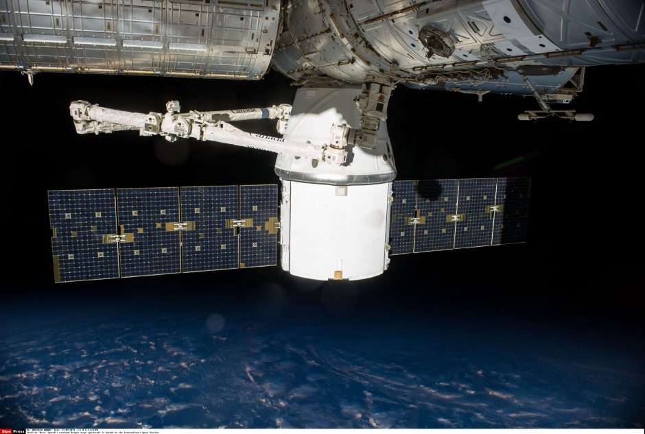 „SpaceX“ kosminė kapsulė grįžo į Žemę prikrauta laboratorinių tyrimų medžiagos