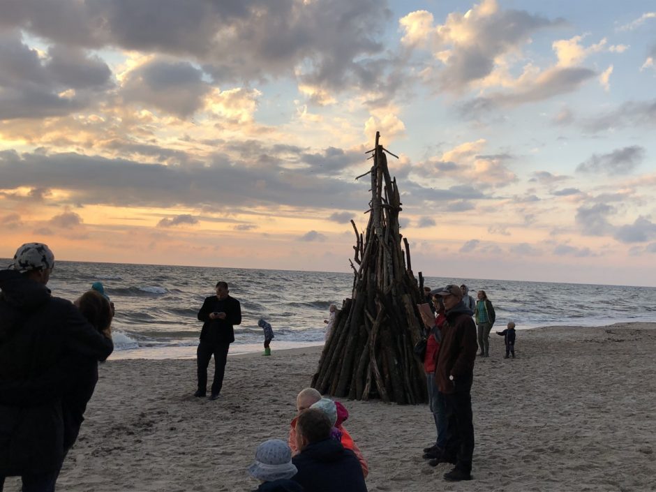 Baltijos jūros pakrantę nušvietė simboliniai laužai