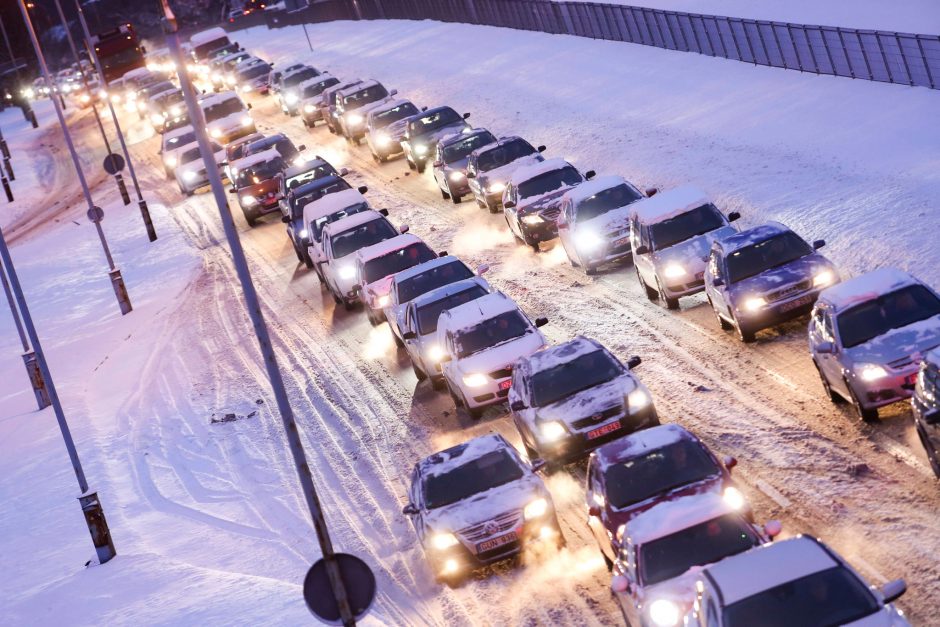 Vairuotojams ir vakare prireiks budrumo: keliuose – slidžios provėžos, plikledis, sniegas