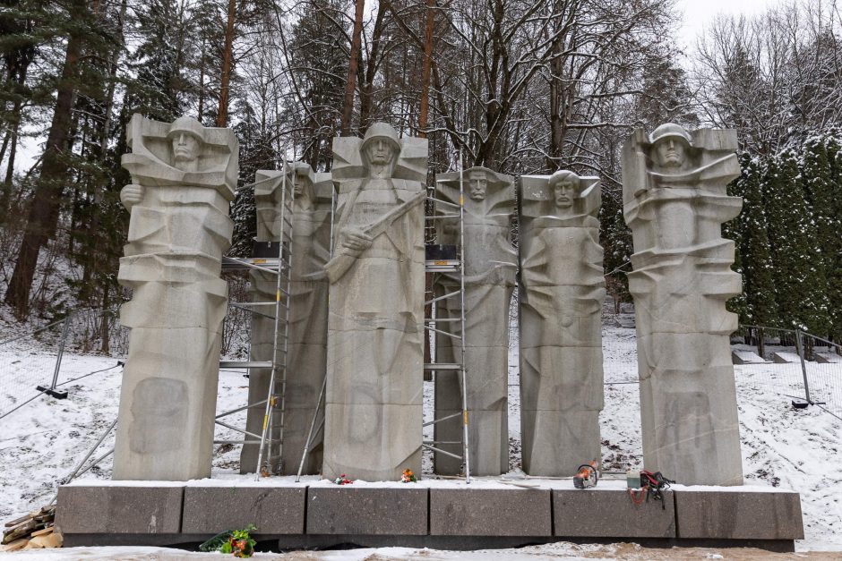 Antakalnio kapinėse nukeltos sovietinės skulptūros – Grūto parkui