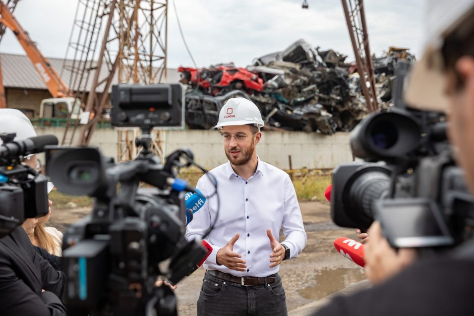 Vilniaus kiemuose dūlėję nevažiuojantys automobiliai virsta drožlėmis