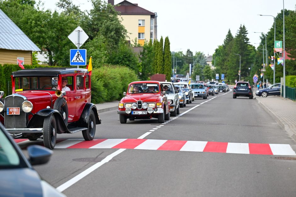 Istorinių automobilių ralio dalyviai varžėsi Lietuvos ir Lenkijos keliais