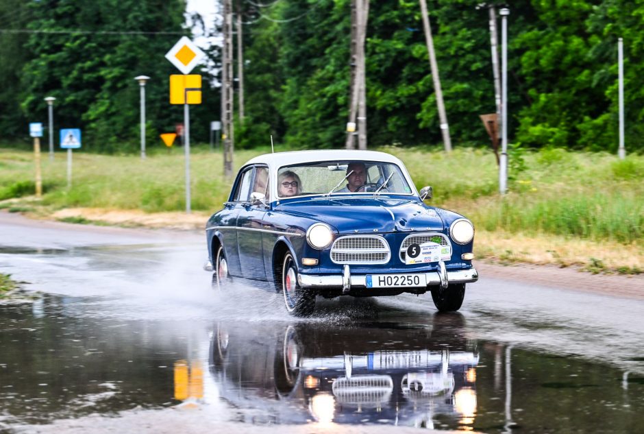 Istorinių automobilių ralio dalyviai varžėsi Lietuvos ir Lenkijos keliais