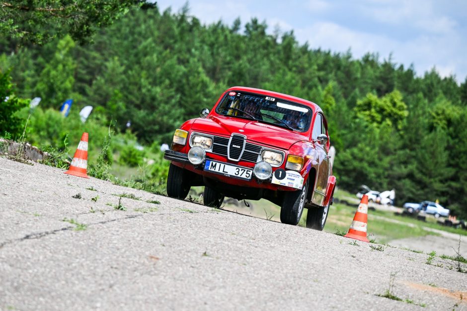 Istorinių automobilių ralio dalyviai varžėsi Lietuvos ir Lenkijos keliais