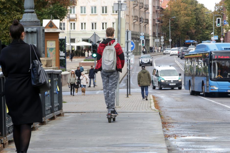 Klaipėdiečiai stveriasi už galvų dėl nepilnamečių elgesio: paspirtuku po miestą – nesisaugant?