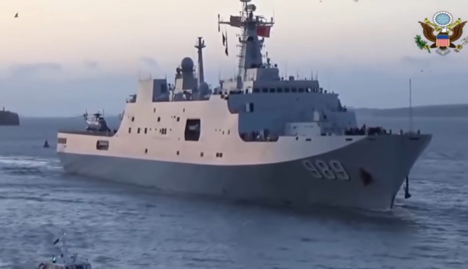 Kinija kuria karinį laivą, galintį panerti ir smogti šimtais raketų