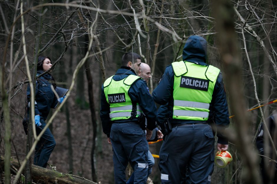 Miške Vilniuje rastas vyro kūnas su kraujosruvomis ant veido