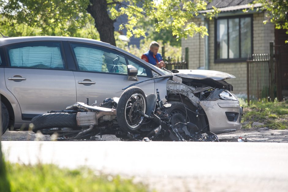 Kelmėje automobiliui atsitrenkus į motociklą nukentėjo jį vairavęs nepilnametis