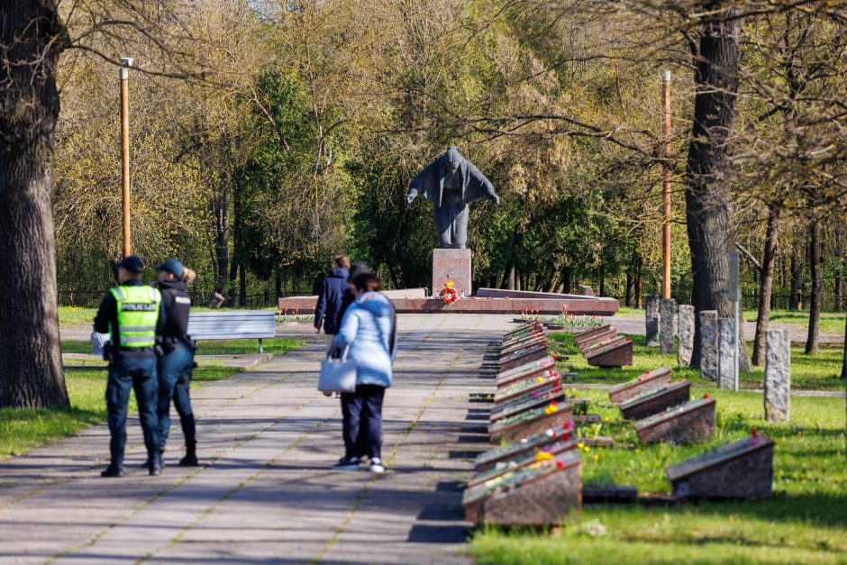 Provokacija Kauno kapinėse: ant medžių – draudžiami naudoti simboliai