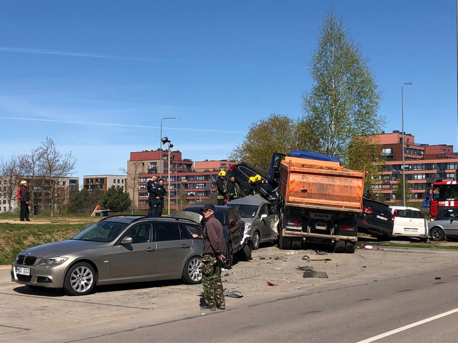 Vilniuje sunkvežimis sutraiškė stovėjusius automobilius