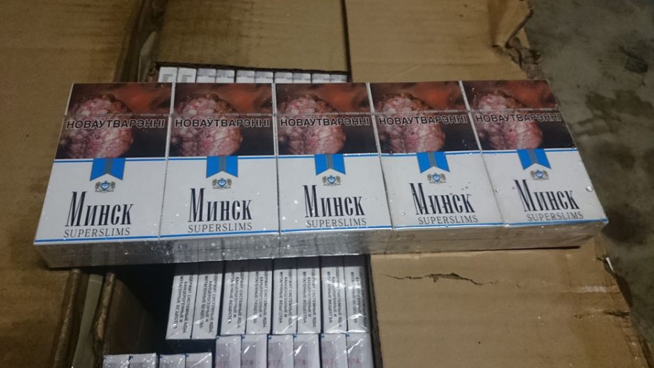 Baltarusijos pilietė į Lietuvą bandė įvežti kontrabandą: cigaretes slėpė automobilyje