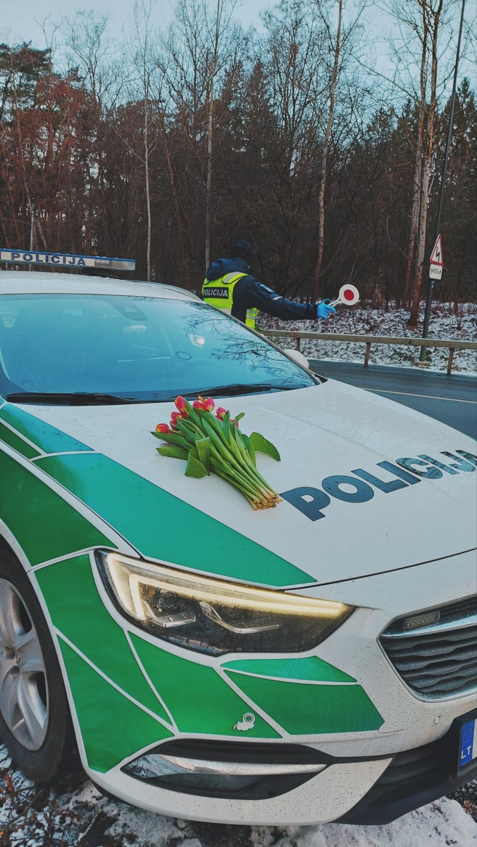 Moters dieną – pareigūnų dėmesys Kauno vairuotojoms: stabdė ne bausti, o dovanoti šypsenas