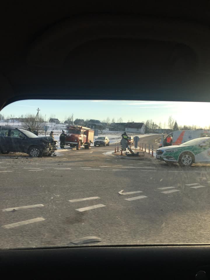 Avarija Minsko plente: po smūgio vienas automobilis nulėkė į griovį, nukentėjo trys žmonės