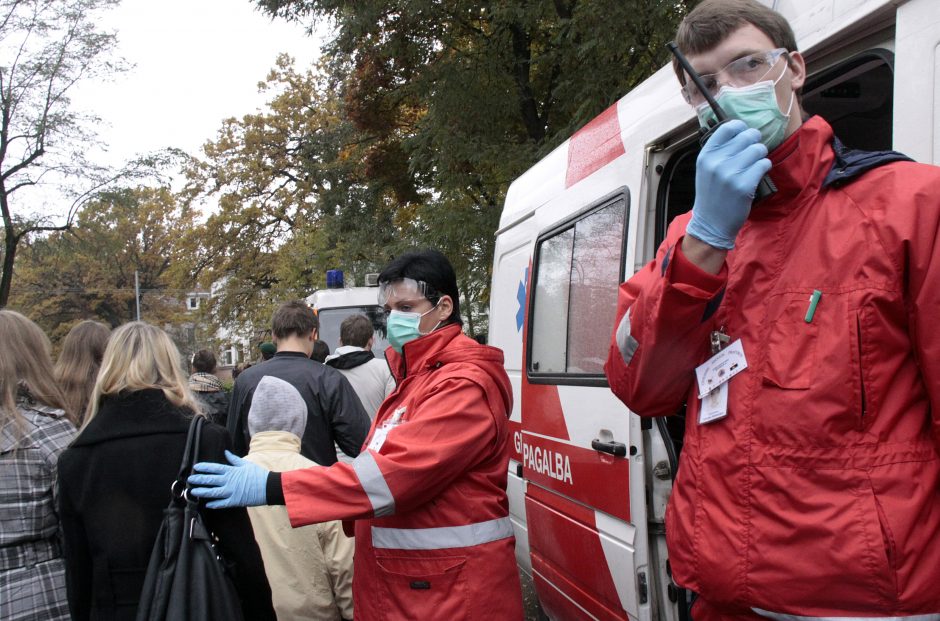 Po avarijos Vilniuje vienas automobilis nuvažiavo nuo kelio: medikų pagalbos prireikė dviem moterims