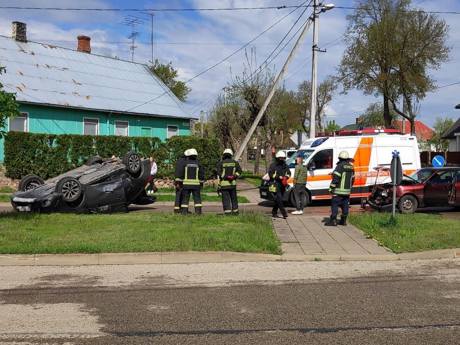 Avarija Alytuje: po smūgio vienas automobilis apsivertė, pranešta apie sužalotą mažametį