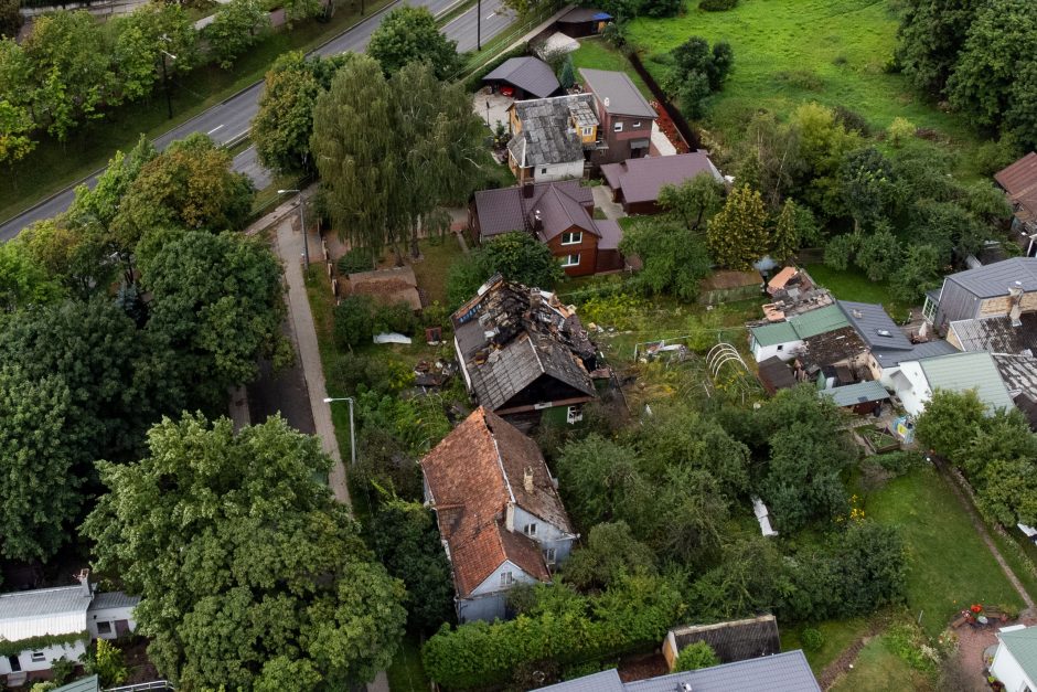 Po gaisro Žvėryno rajone – įtarimai, kad medinis namas buvo padegtas