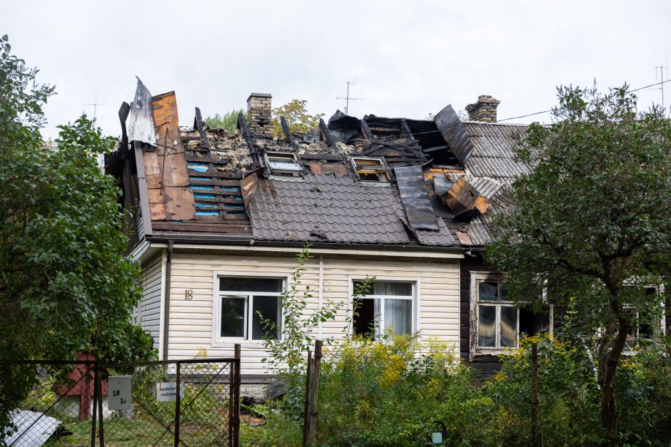 Po gaisro Žvėryno rajone – įtarimai, kad medinis namas buvo padegtas