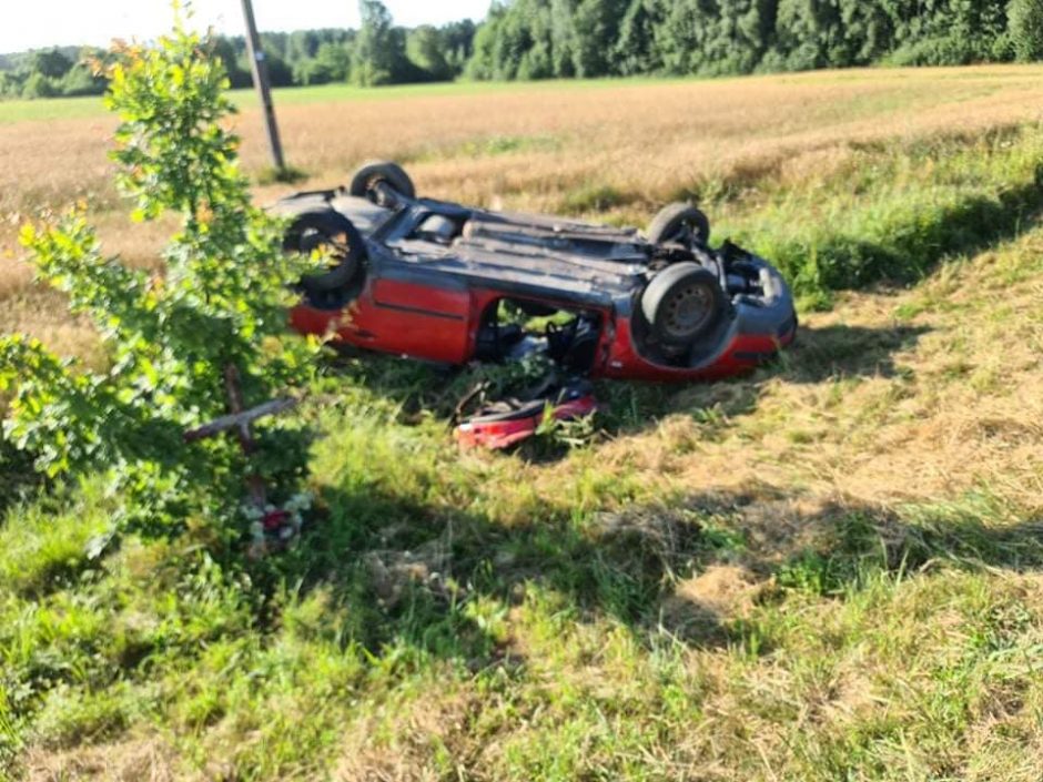 Neblaivus jaunas vairuotojas kelionę baigė griovyje: automobilis vertėsi, neatlaikė ir durelės