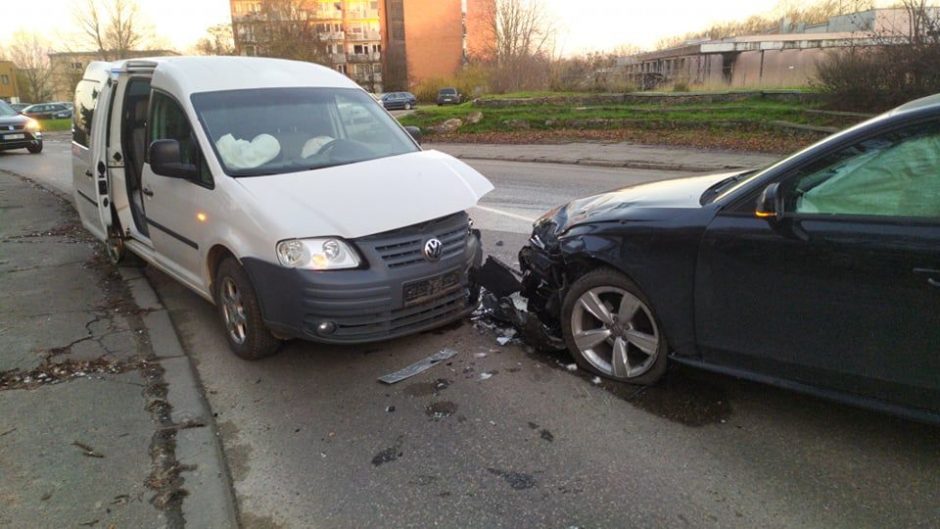 VI forte – „Volkswagen“ ir „Audi“ avarija: į medikų rankas perduotas žmogus