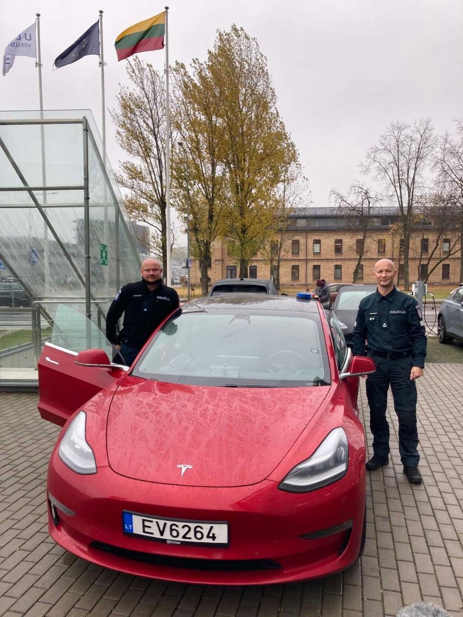 Kelių policija elektromobilį „Tesla“ grąžino atgal: užmiestyje atsiranda šiokių tokių nepatogumų