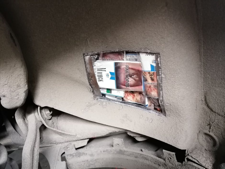 Muitininkai sulaikė šešis automobilius iš Baltarusijos su kontrabandiniais rūkalais