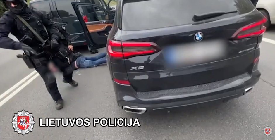 Paaiškėjo BMW gaudynių Vilniaus gatvėse priežastis: su įkalčiais sučiupta nusikalstama grupuotė