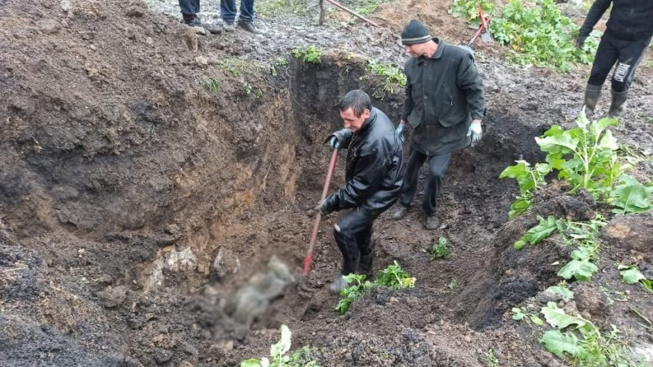 Charkivo srityje – dar viena masinė kapavietė: laidojimo vietą rusų kariai lygino tankais