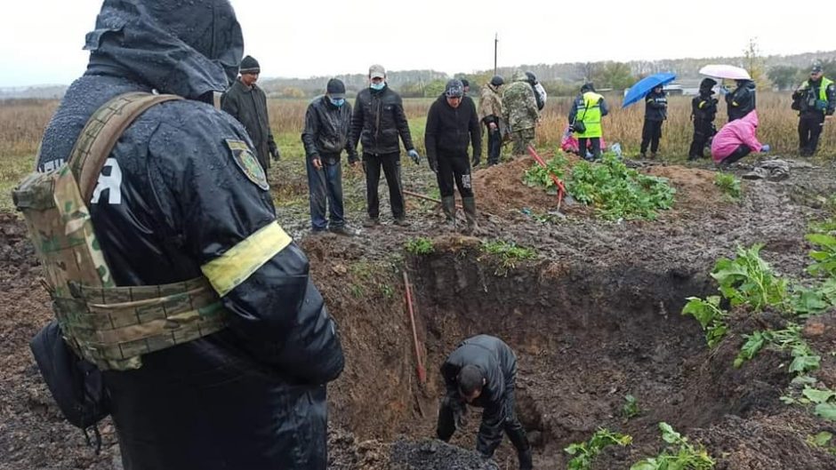 Charkivo srityje – dar viena masinė kapavietė: laidojimo vietą rusų kariai lygino tankais